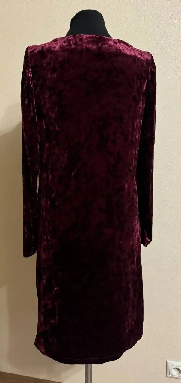 Роскошное бархатное платье с декольте и сборкой