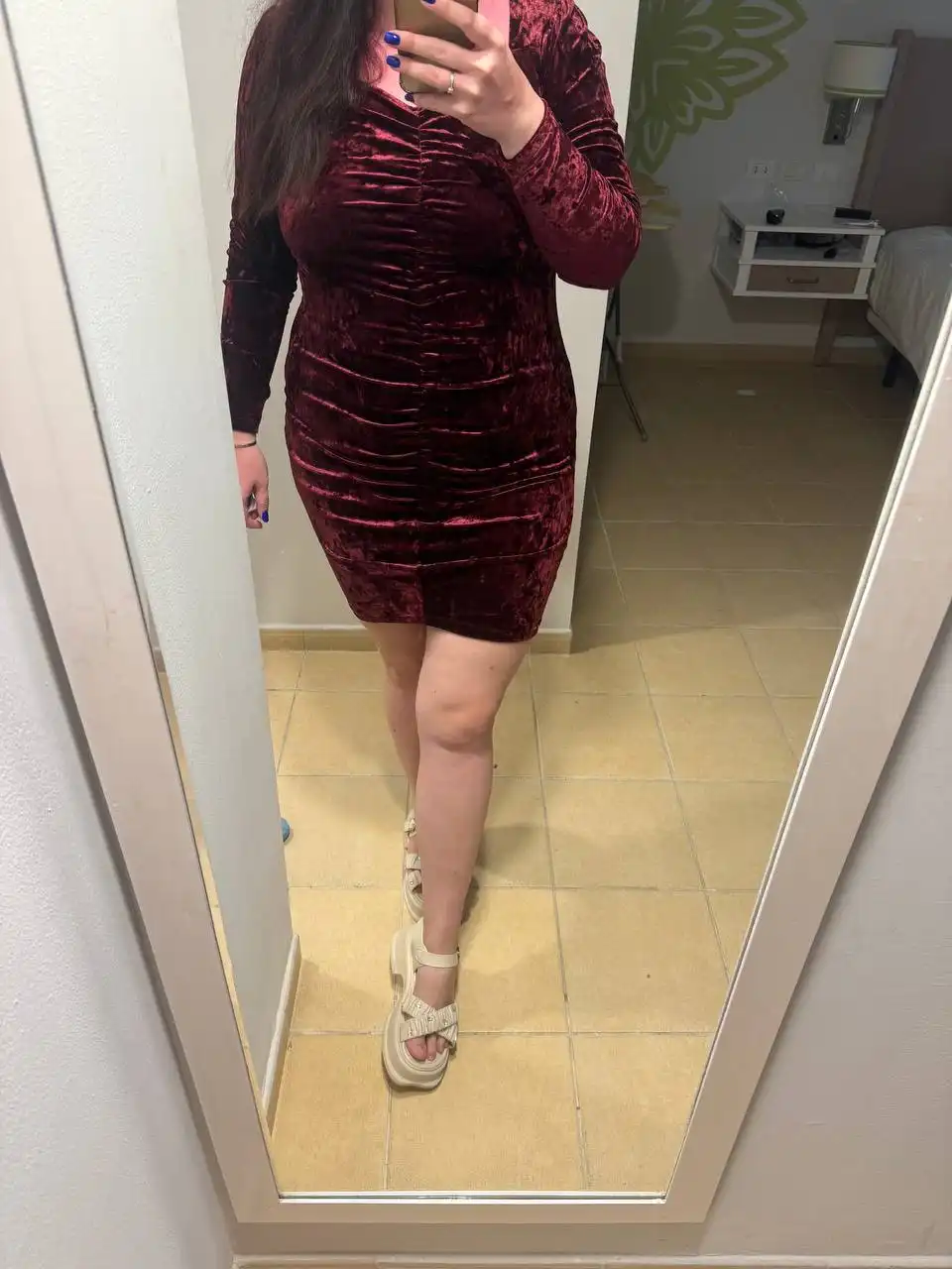 Роскошное бархатное платье с декольте и сборкой