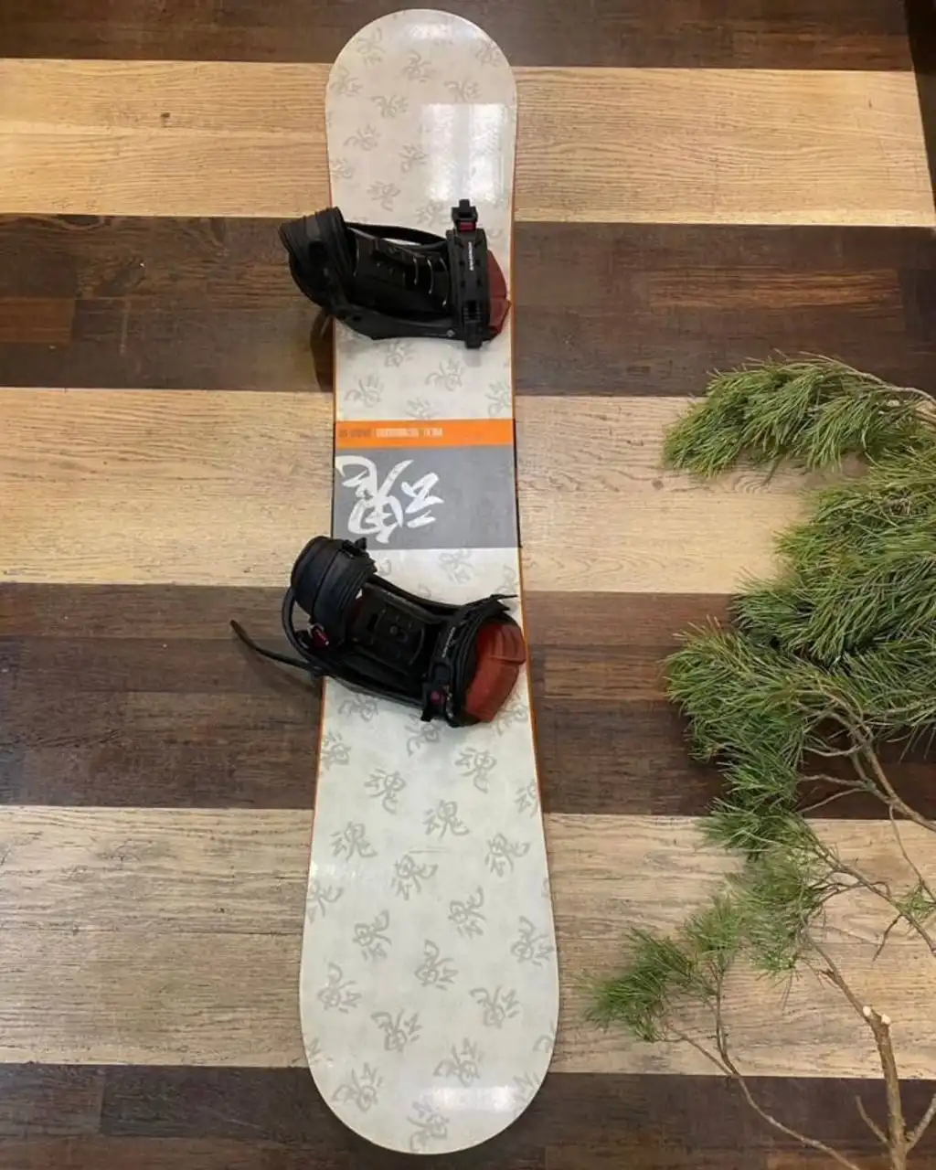 Сноуборд Volkl с креплениями Salomon и ботинками Burton