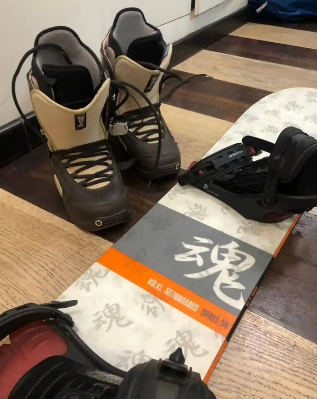 Сноуборд Volkl с креплениями Salomon и ботинками Burton