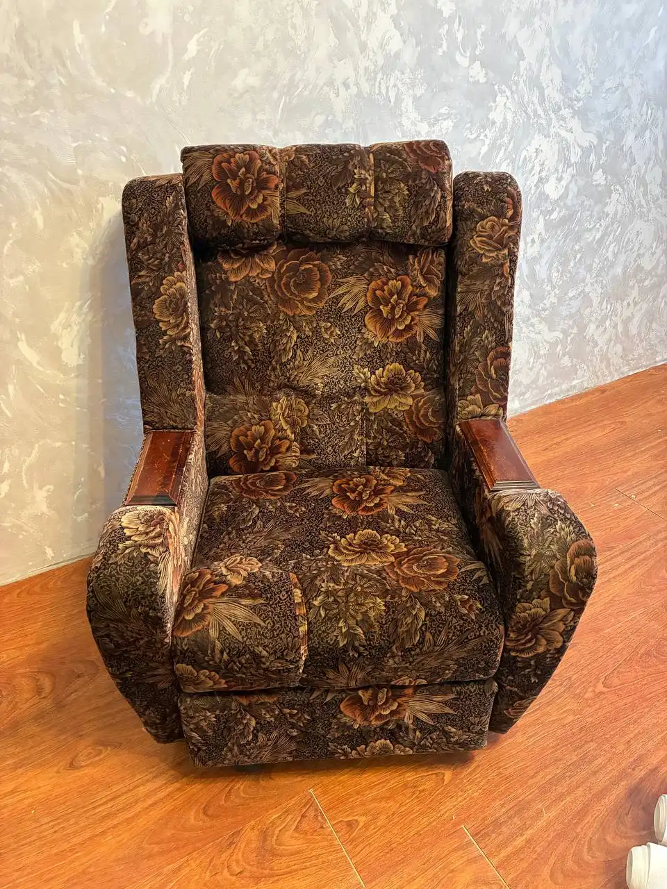 Отдам мягкое кресло с ящиком для хранения белья