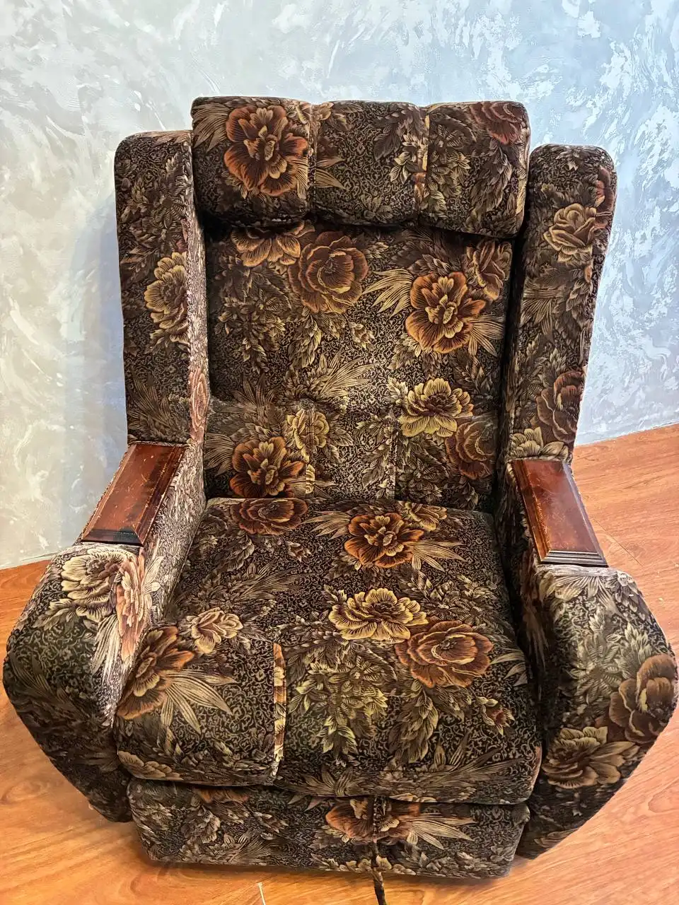 Отдам мягкое кресло с ящиком для хранения белья