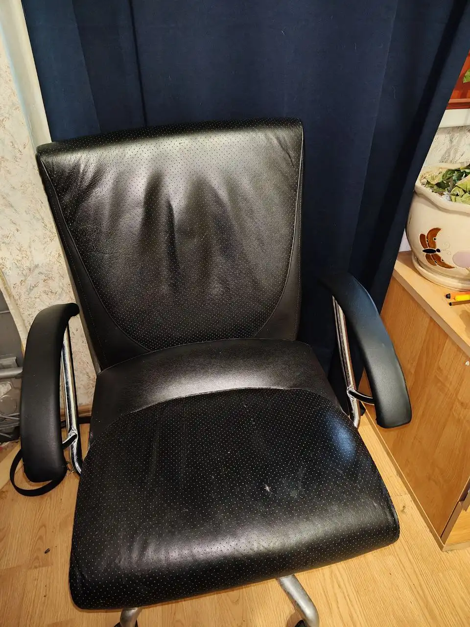 Стол и кресло из натуральной кожи