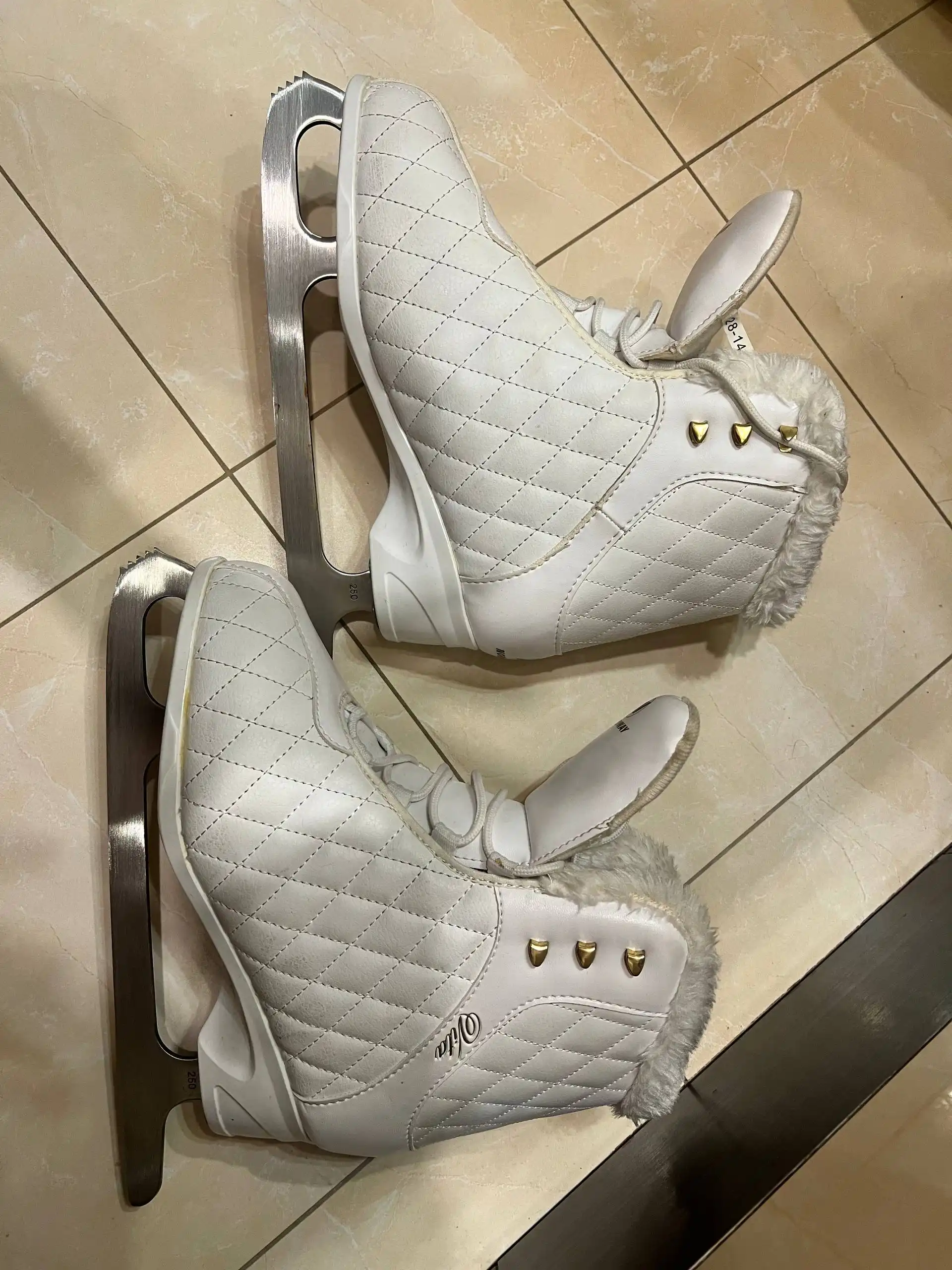 Продам коньки утепленные размер 40 - Спортивные товары (Барахолка) в Люберцы