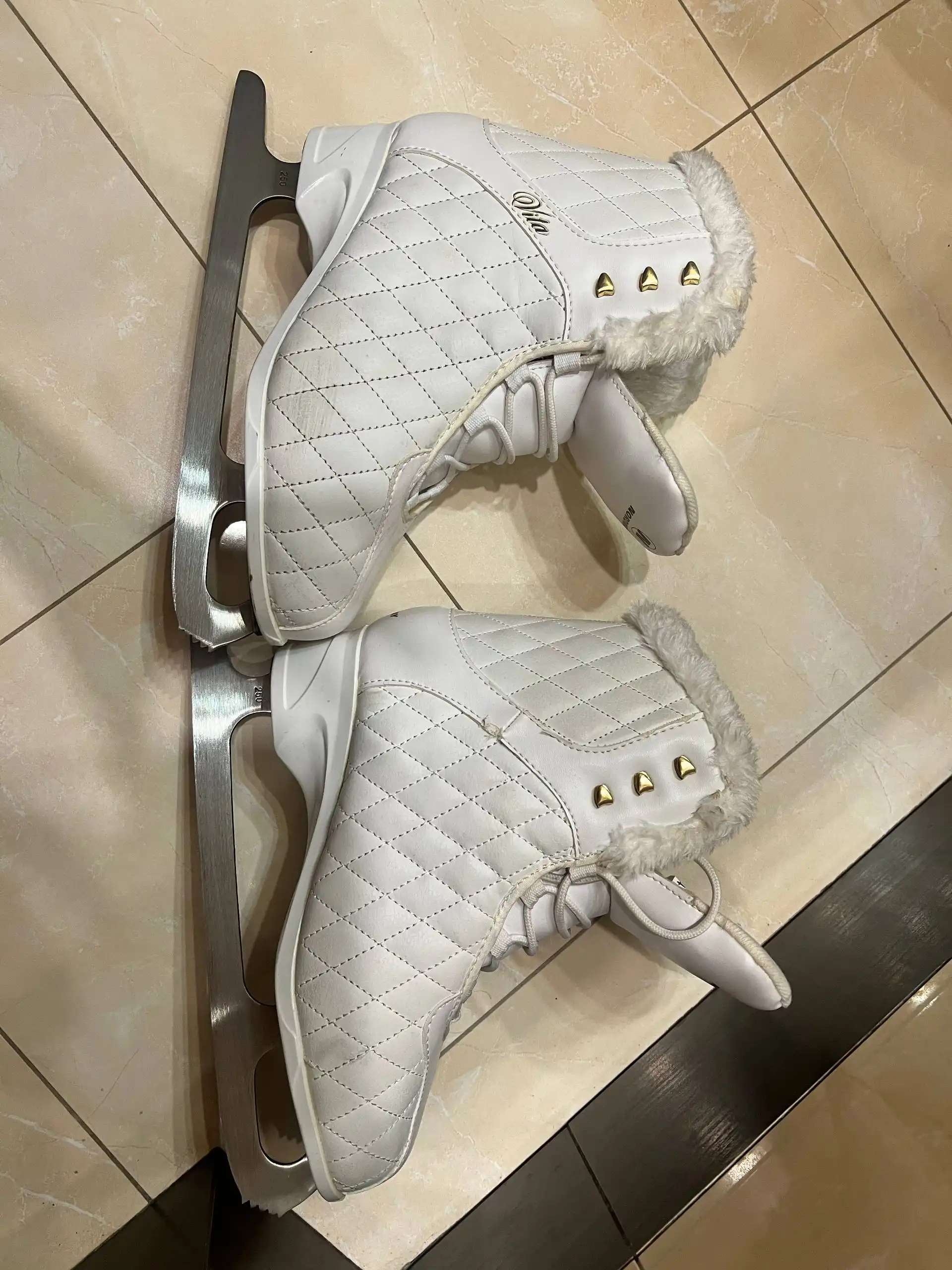 Продам коньки утепленные размер 40 - Спортивные товары (Барахолка) в Люберцы