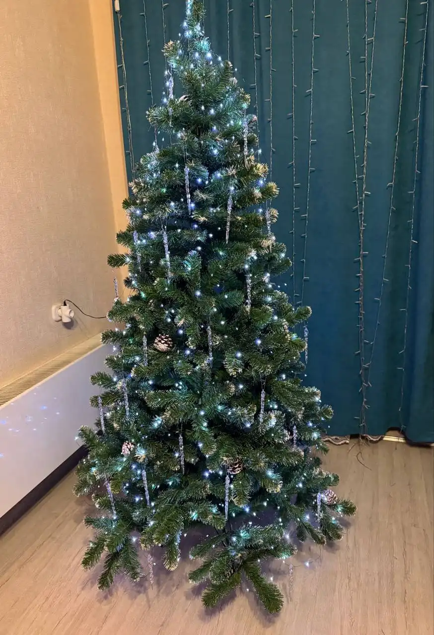 Продам елку 180 см с гирляндой и украшениями - Новый год (Барахолка) в Некрасовка