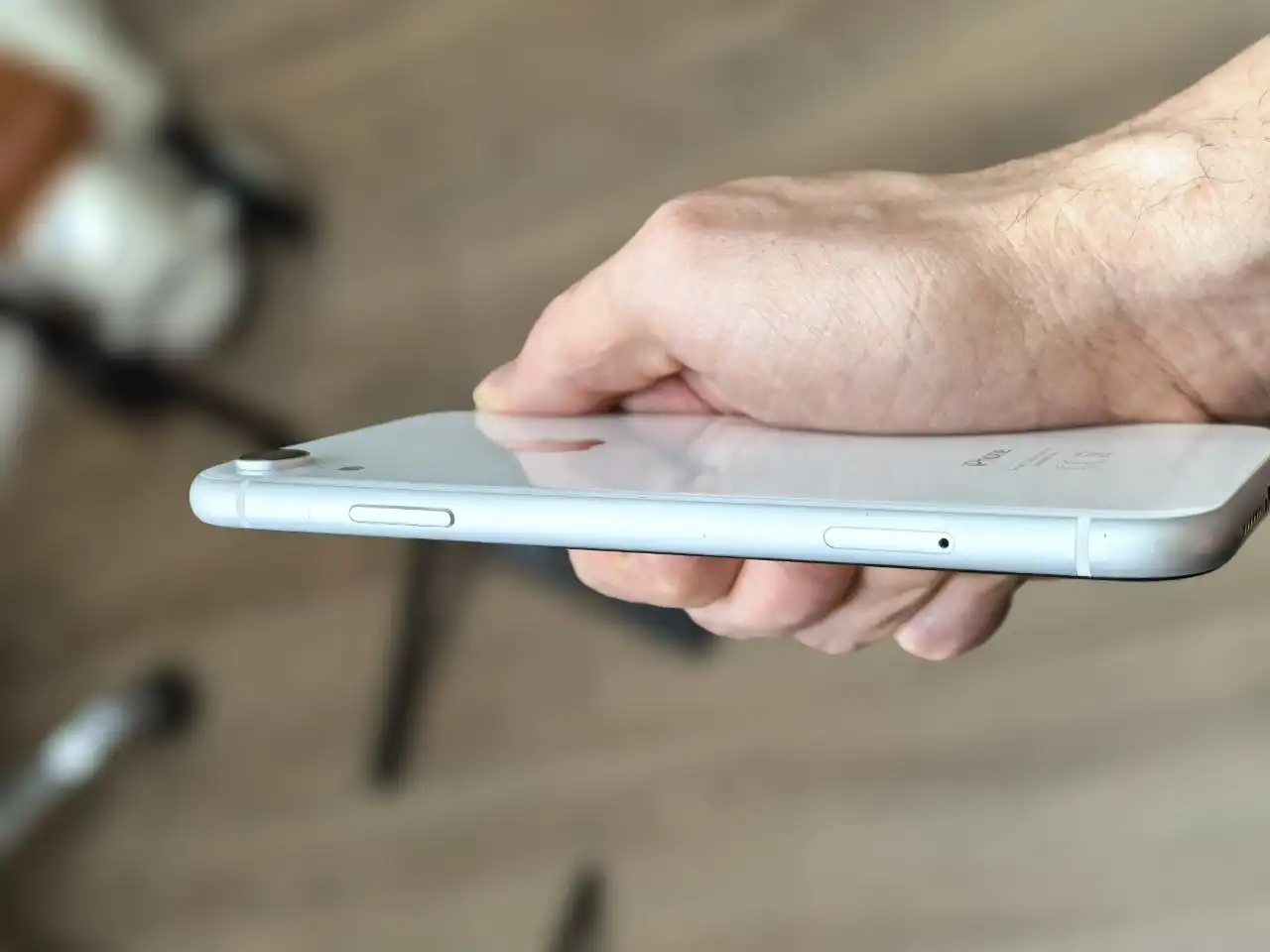 Продам iPhone XR 128 GB White с дефектом экрана - Смартфоны (Электроника) в Люберцы