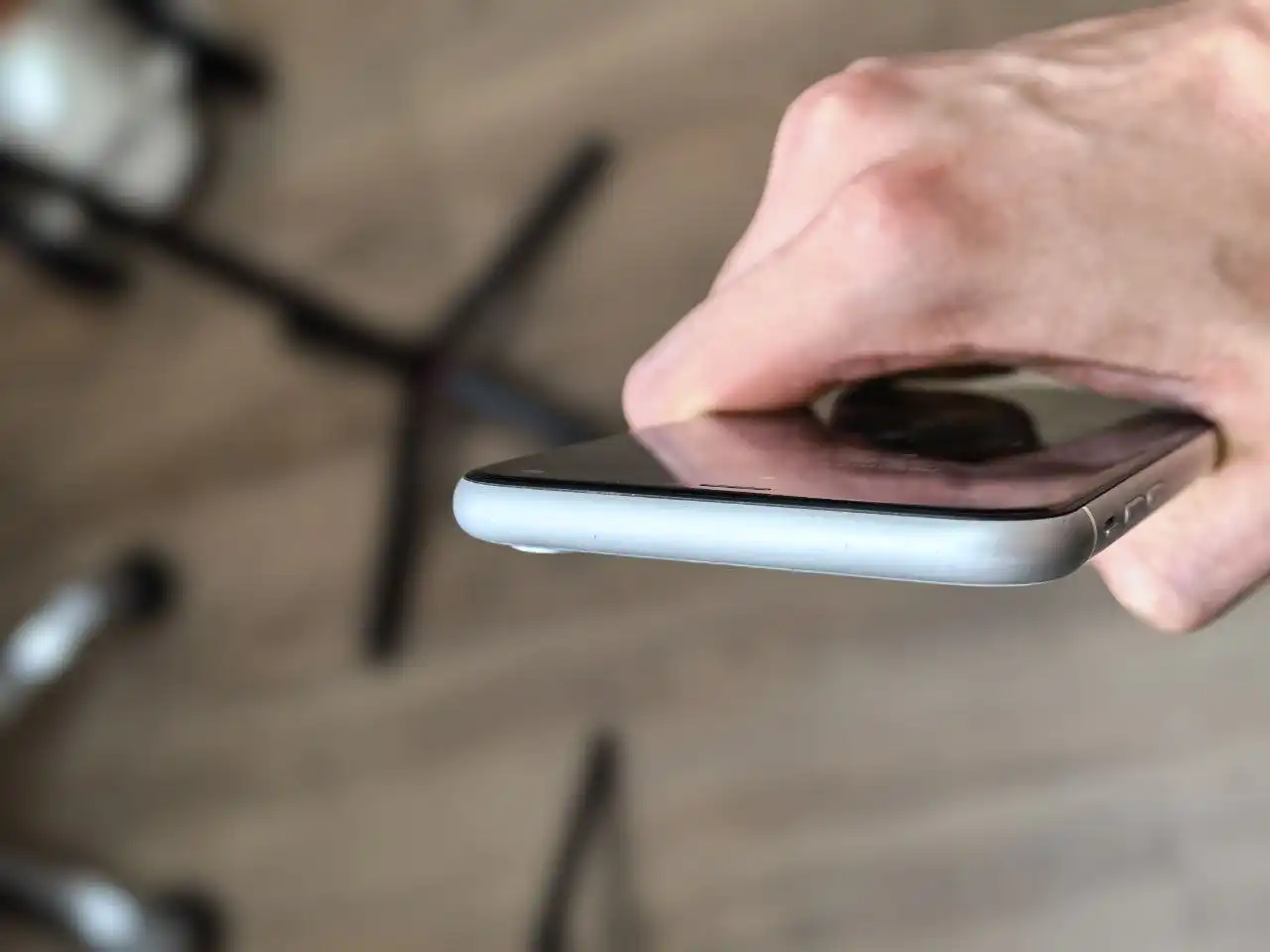 Продам iPhone XR 128 GB White с дефектом экрана - Смартфоны (Электроника) в Люберцы