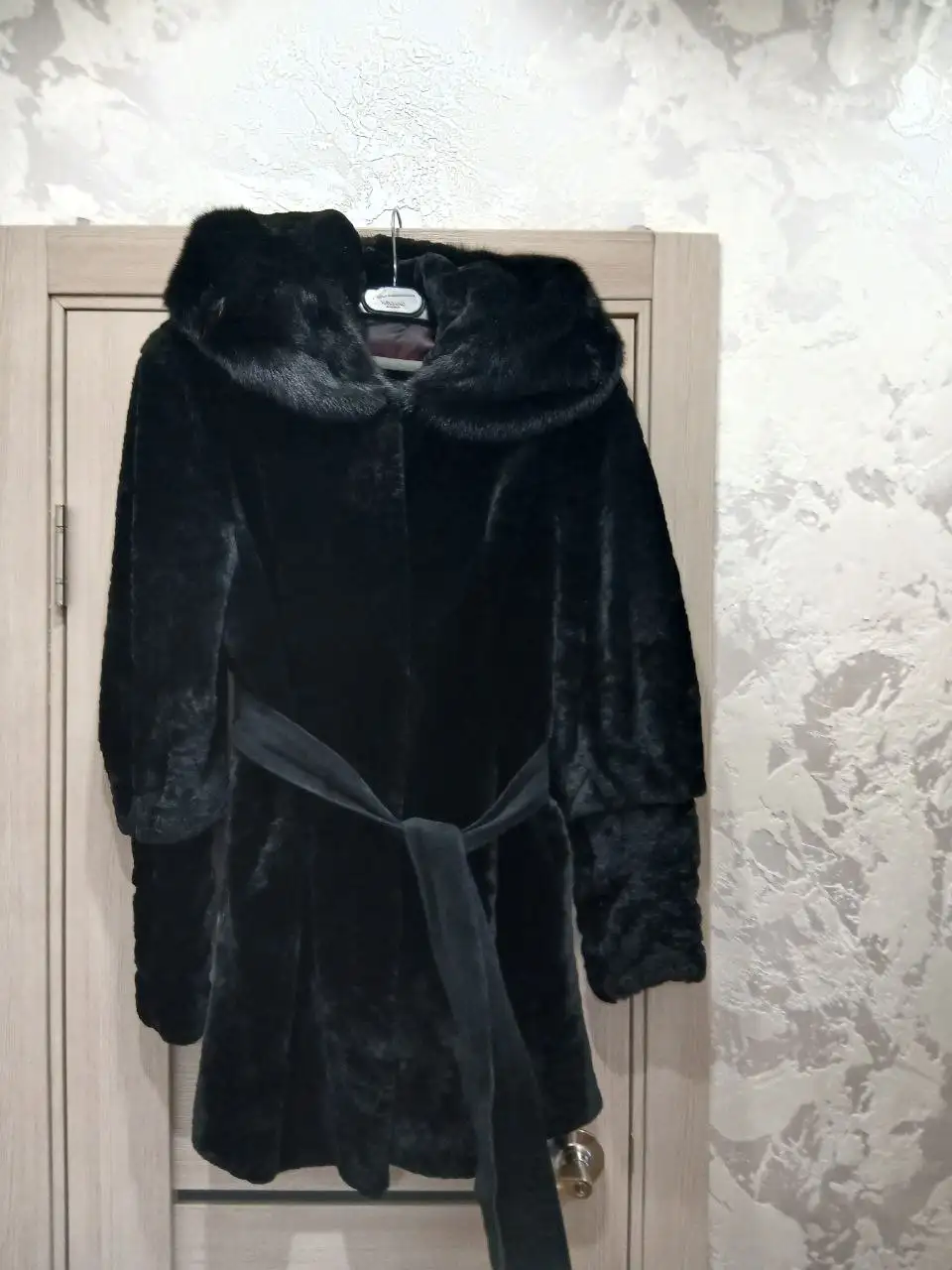 Продам шубу из мутона с капюшоном - Верхняя одежда (Одежда) в Люберцы