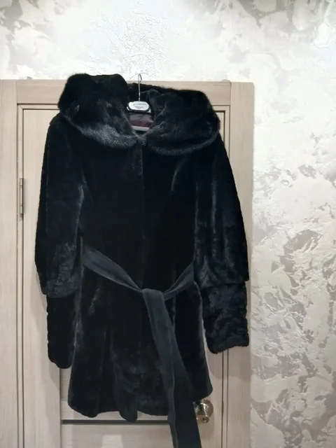 Продам шубу из мутона с капюшоном - Вечерняя одежда в Люберцы