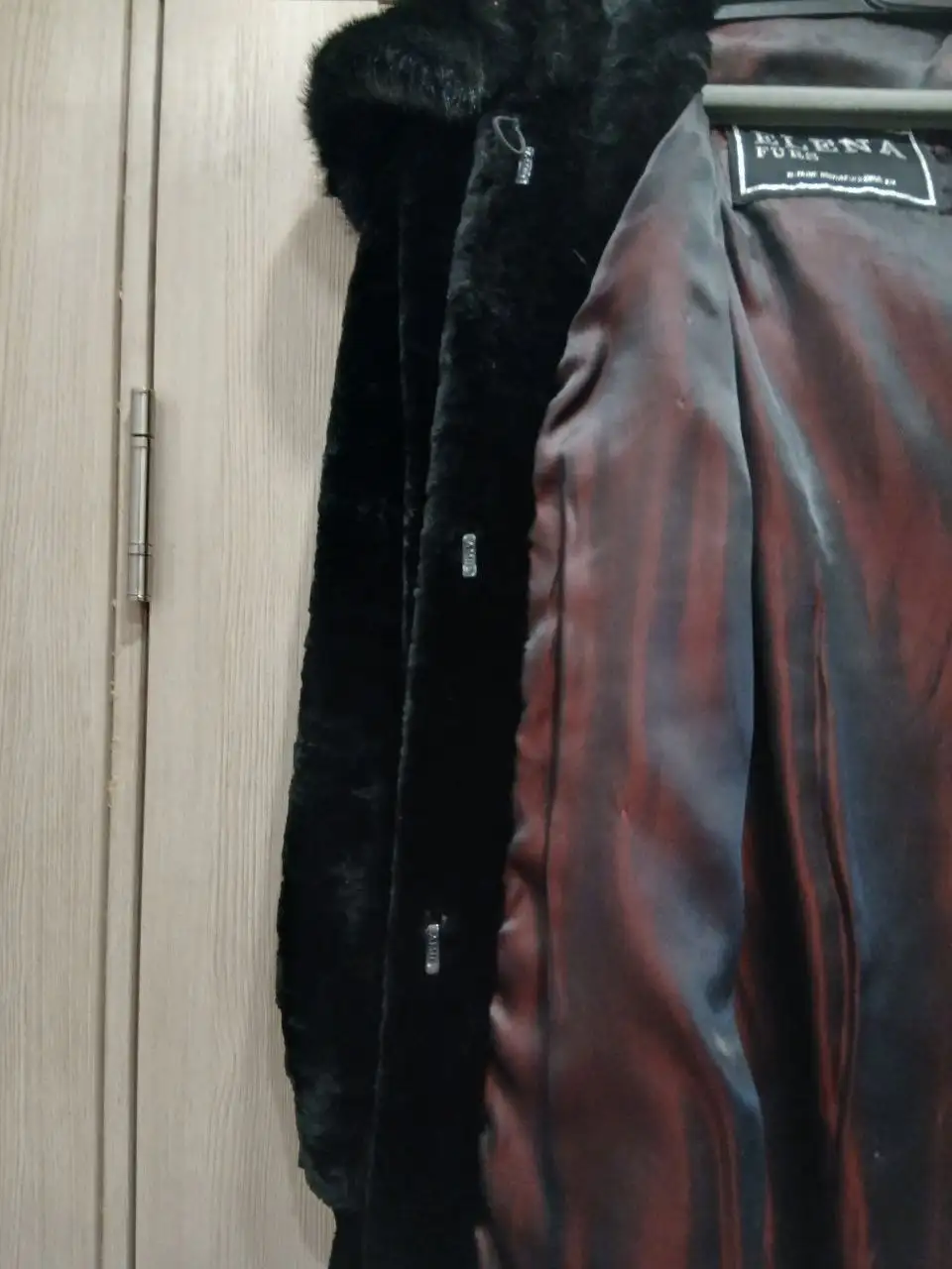 Продам шубу из мутона с капюшоном - Верхняя одежда (Одежда) в Люберцы