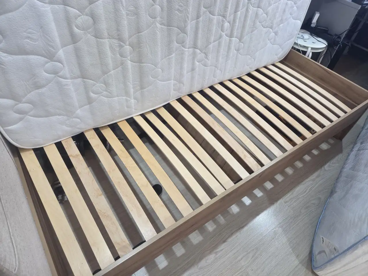 Кровать б/у с матрасом 90x200 - Мебель (Барахолка) в Люберцы
