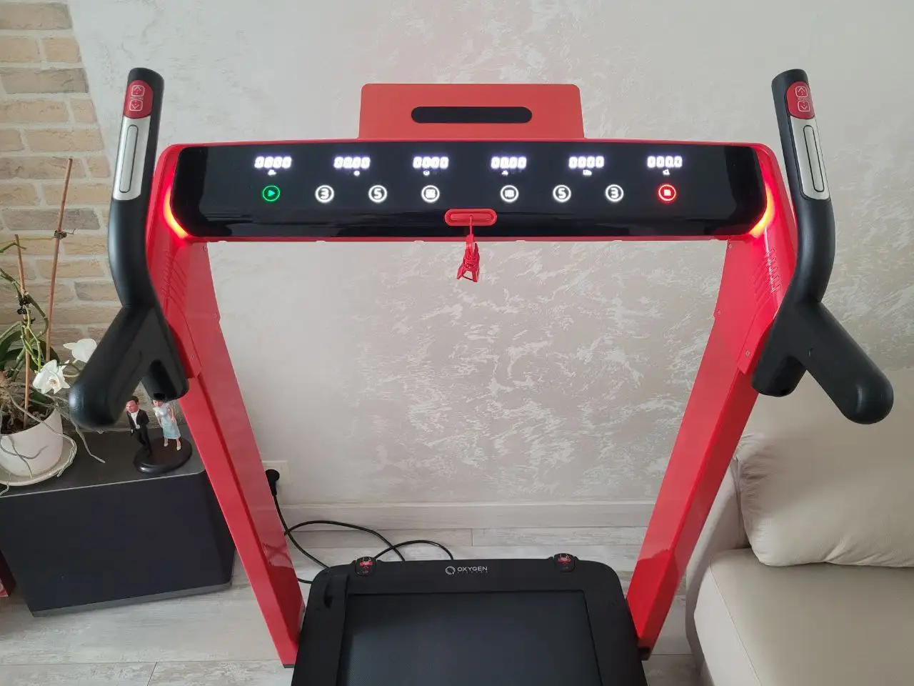 Продается беговая дорожка OXYGEN FITNESS - Спортивные товары (Хобби и отдых) в Люберцы