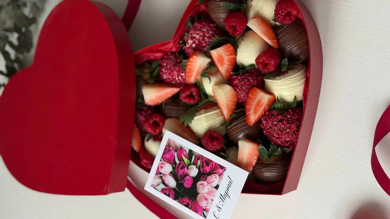 Коробка клубники в шоколаде - Барахолка в Люберцы