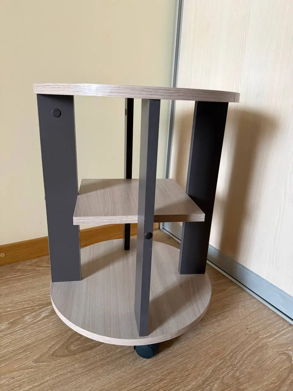 Журнальный столик на колесиках в идеальном состоянии - Мебель (Барахолка) в Люберцы