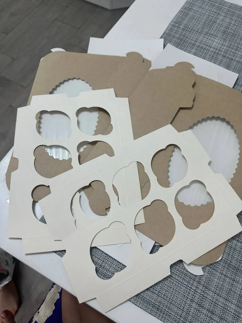 Отдам 2 коробки для капкейков за шоколадку киндер - Посуда и кухонные принадлежности (Барахолка) в Некрасовка, Люберцы