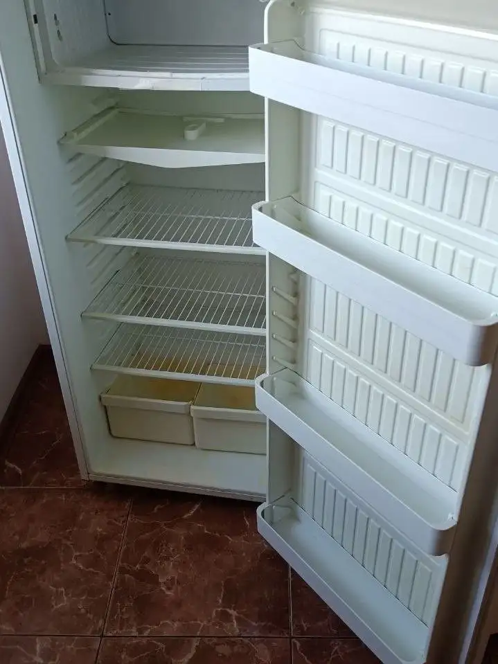 Продам 2 рабочих холодильника с небольшими дефектами - Холодильники (Барахолка) в Некрасовка