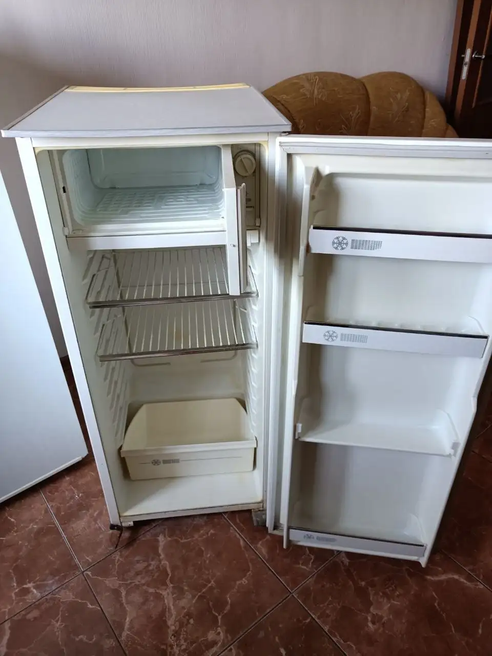 Продам 2 рабочих холодильника с небольшими дефектами - Холодильники (Барахолка) в Некрасовка