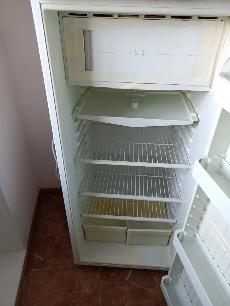 Продам 2 рабочих холодильника с небольшими дефектами - Холодильники (Барахолка) в Некрасовка