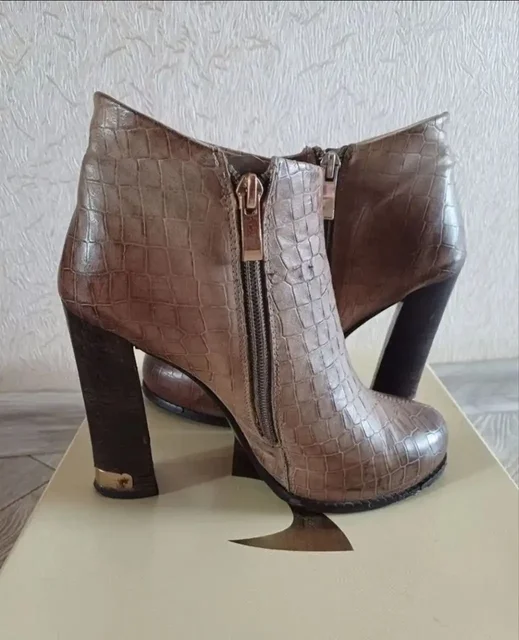 Продам женские ботинки из натуральной кожи 37 размер - Свадебные платья в Люберцы