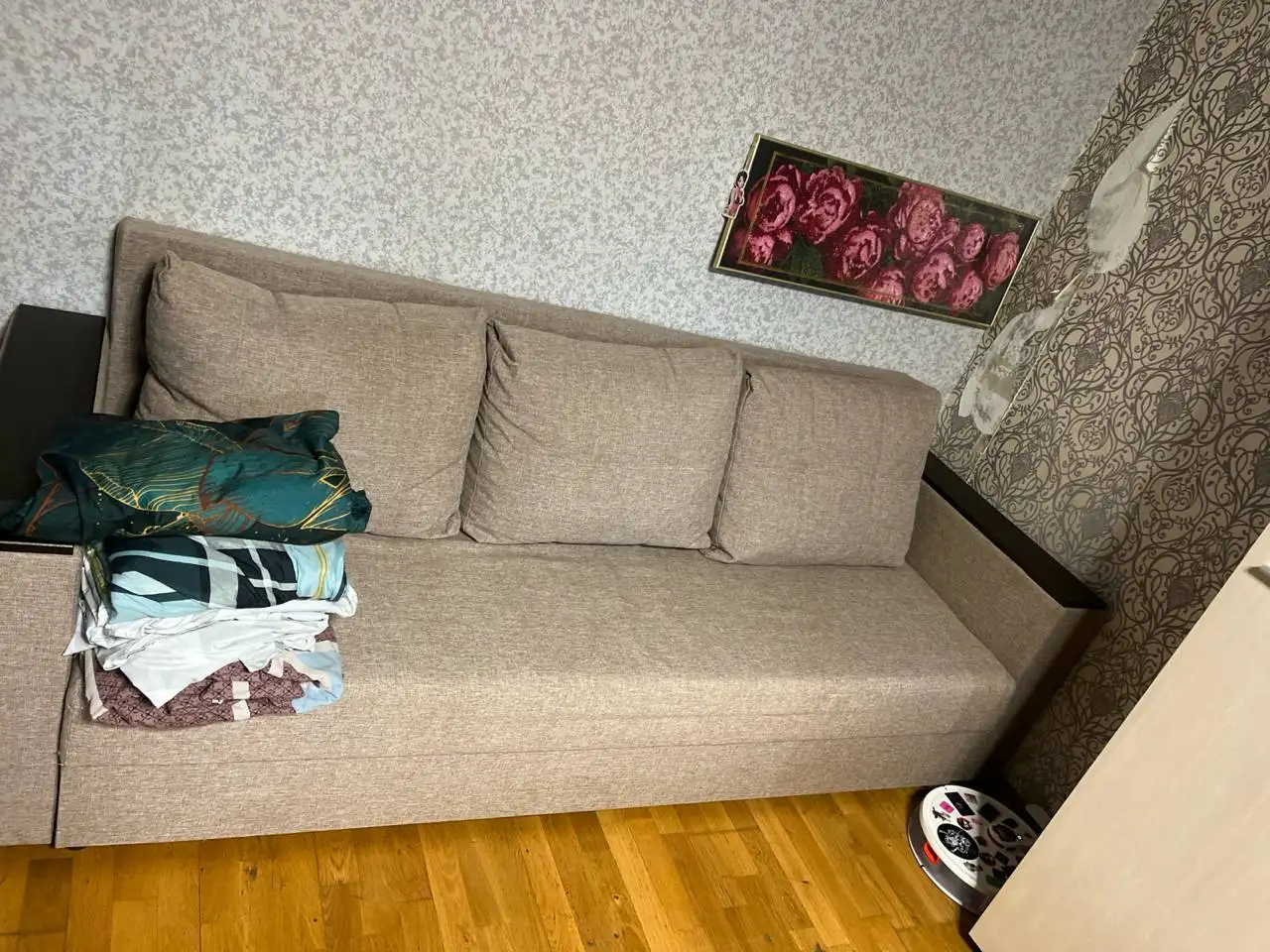 Продажа дивана б/у с деревянными подлокотниками - Мебель (Для дома и дачи) в Некрасовка