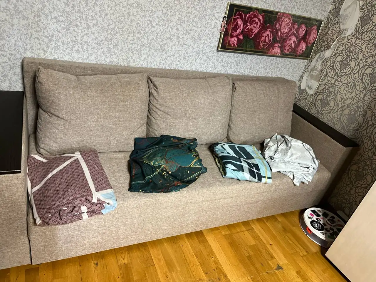 Продажа дивана б/у с деревянными подлокотниками - Мебель (Для дома и дачи) в Некрасовка