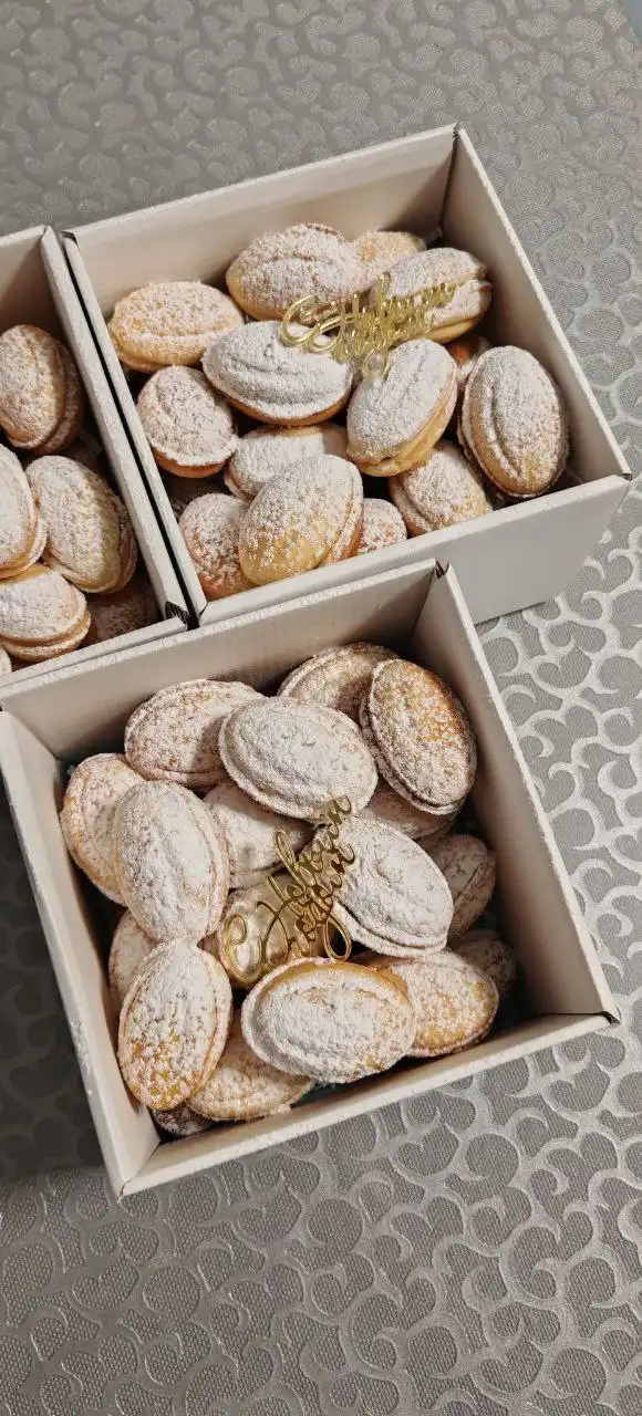 Коробочки с орешками в карамельной начинке