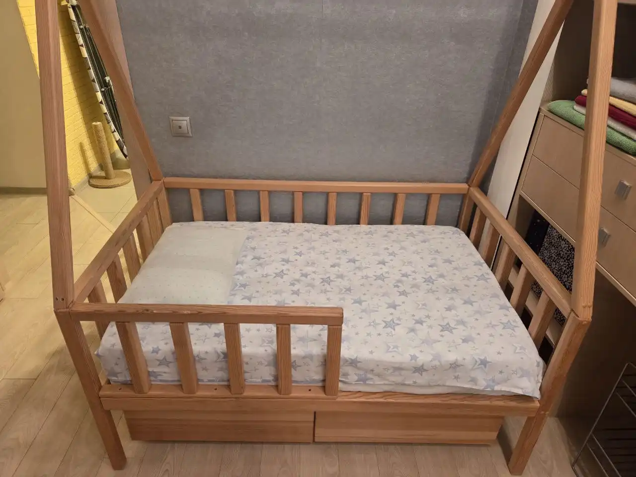 Продается детская кровать с матрасом