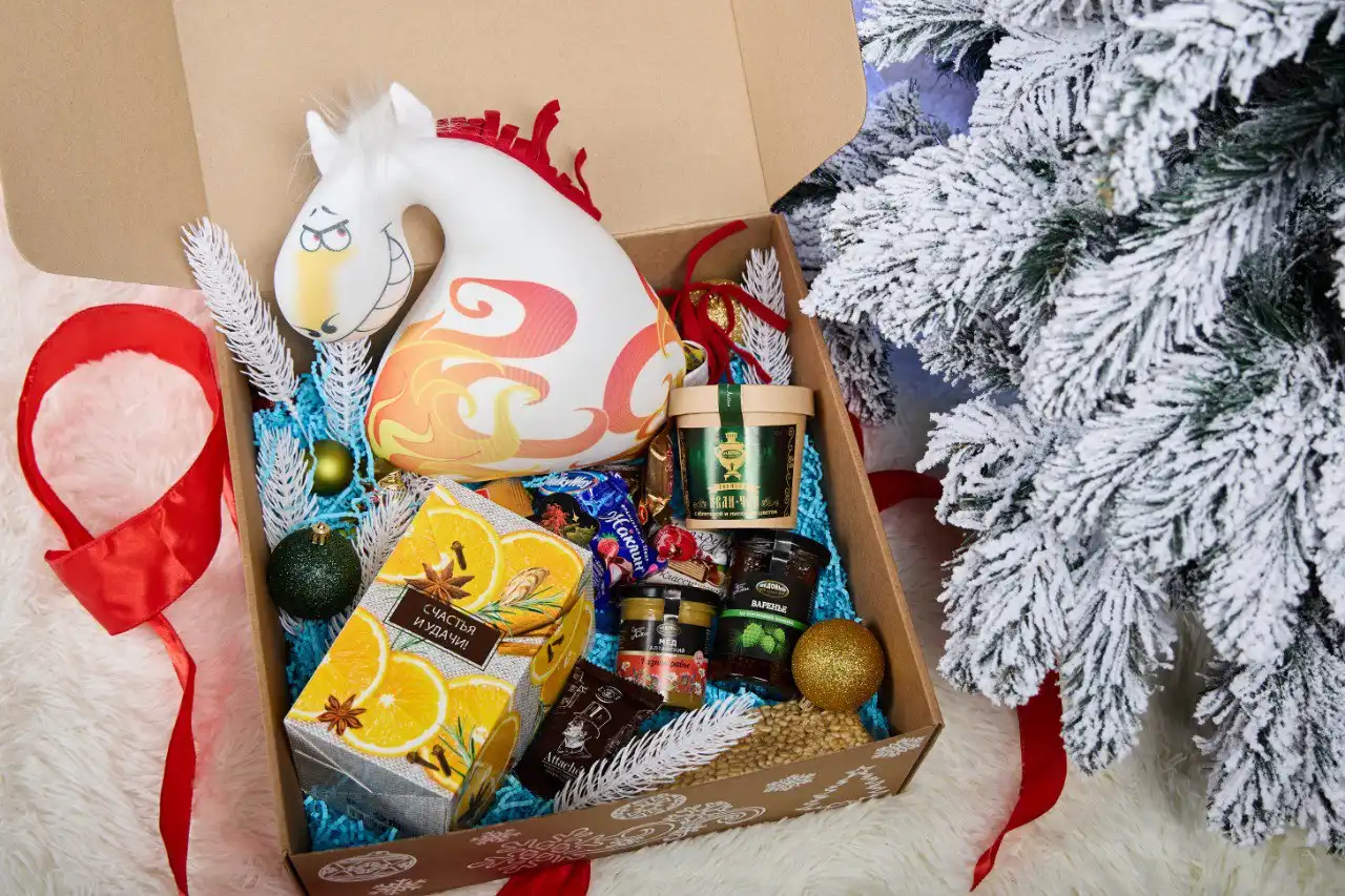 Подарочный набор с вкусностями и антистресс-игрушкой