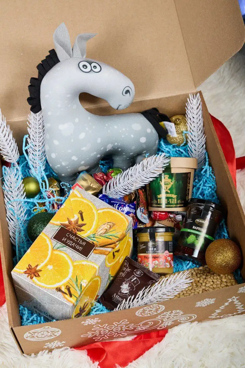Уютный подарочный набор с вкусностями и антистресс-игрушкой