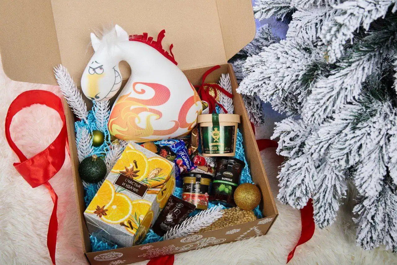Уютный подарочный набор с вкусностями и антистресс-игрушкой