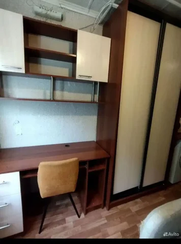 Продажа б/у мебели: шкаф, стол, полка - Двери в Барнаул