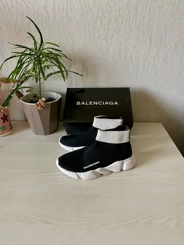 Продам кроссовки BALENCISGA 36-37 размер - Купальник в Барнаул