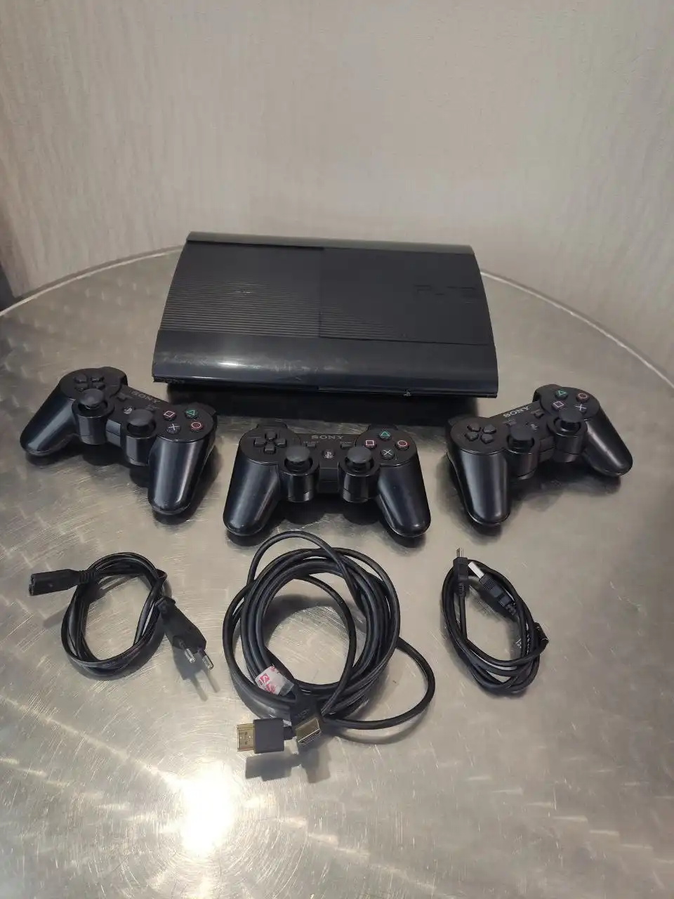 Продам Sony PlayStation 3 с играми и геймпадами