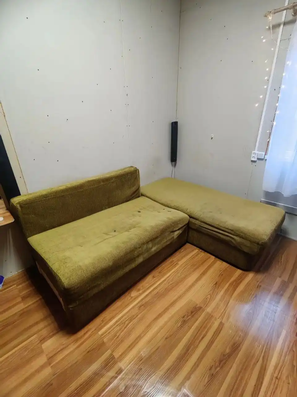 Угловой диван в хорошем состоянии