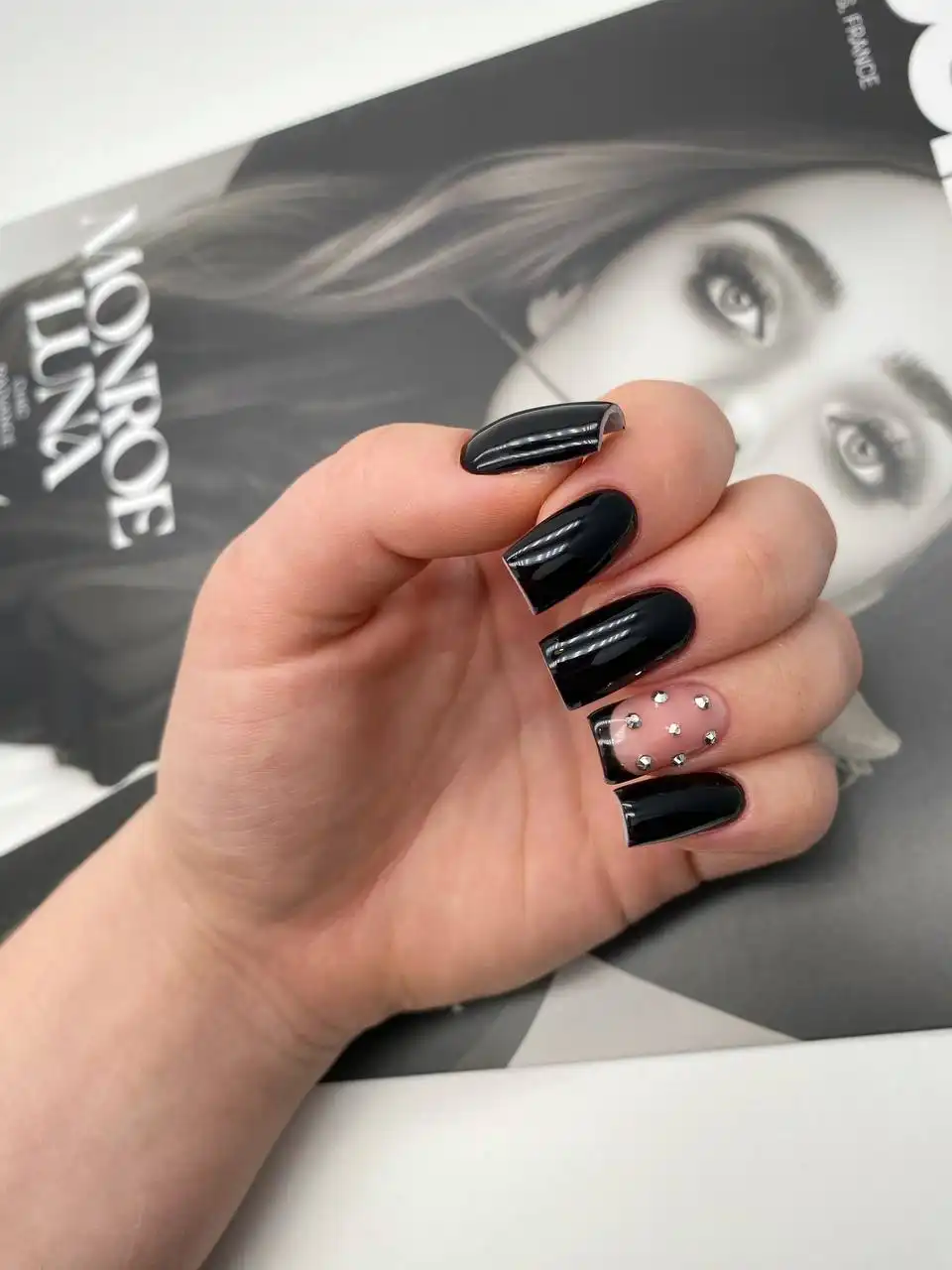 Маникюр и педикюр в J.NAIL_BAR