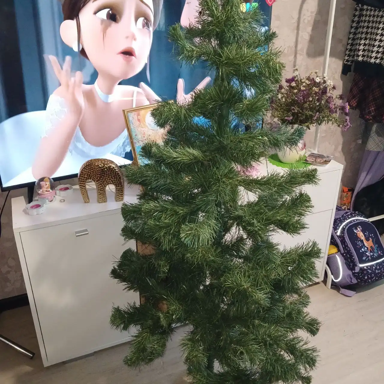 Искусственная ёлка и новая сумка