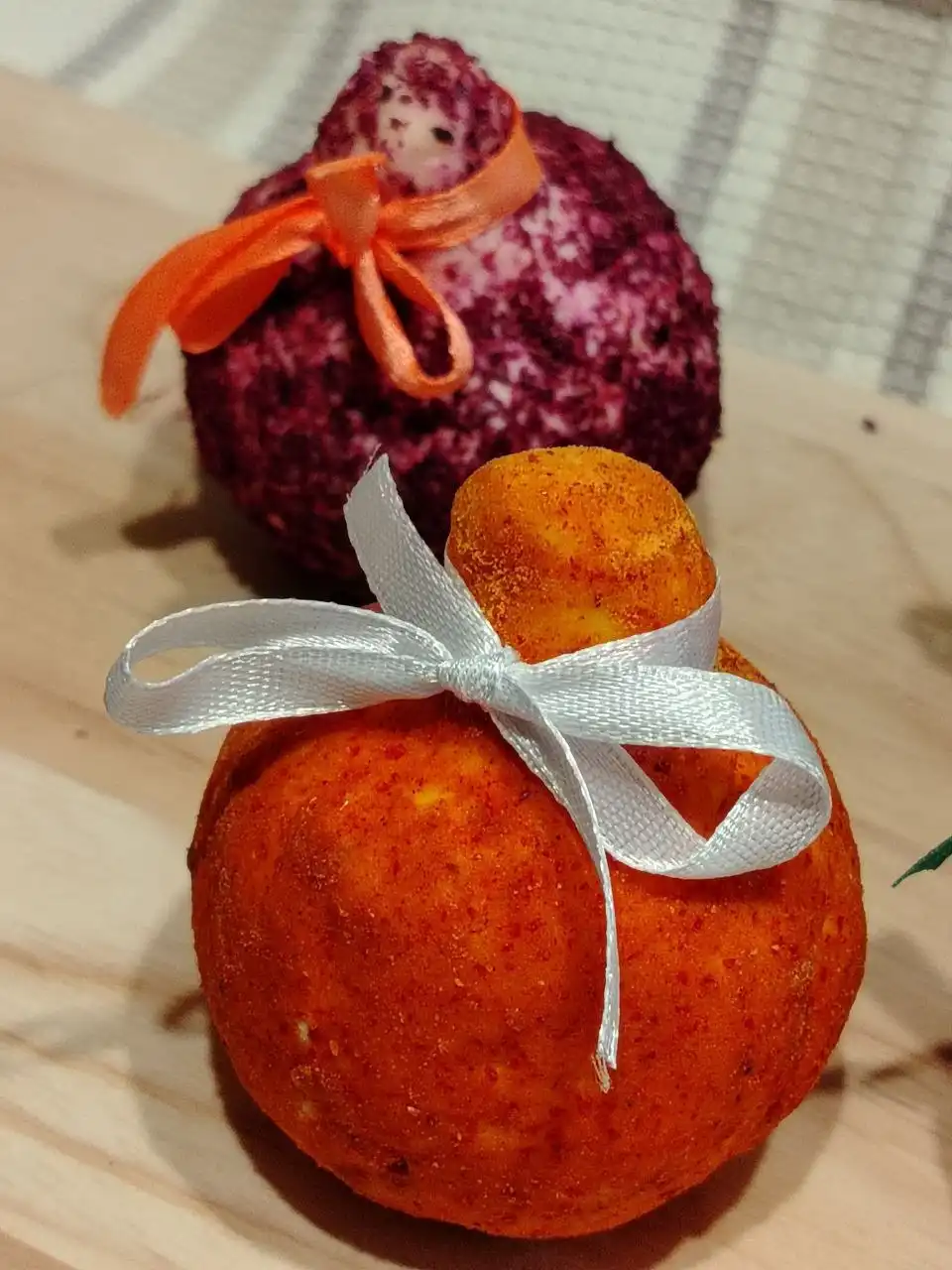 Сыр в качестве подарка и украшения стола