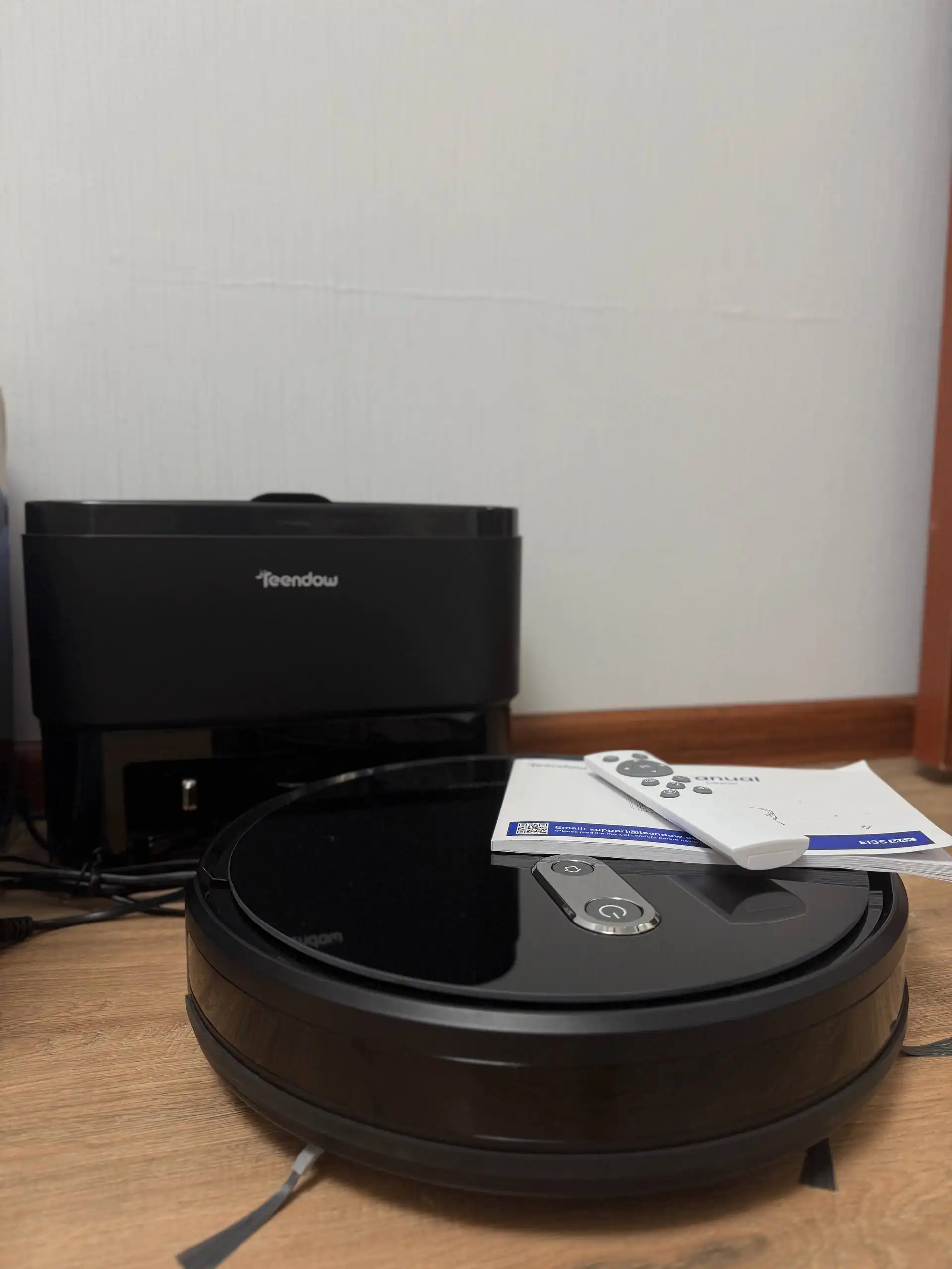 Робот-пылесос с влажной и сухой уборкой и станцией самоочистки