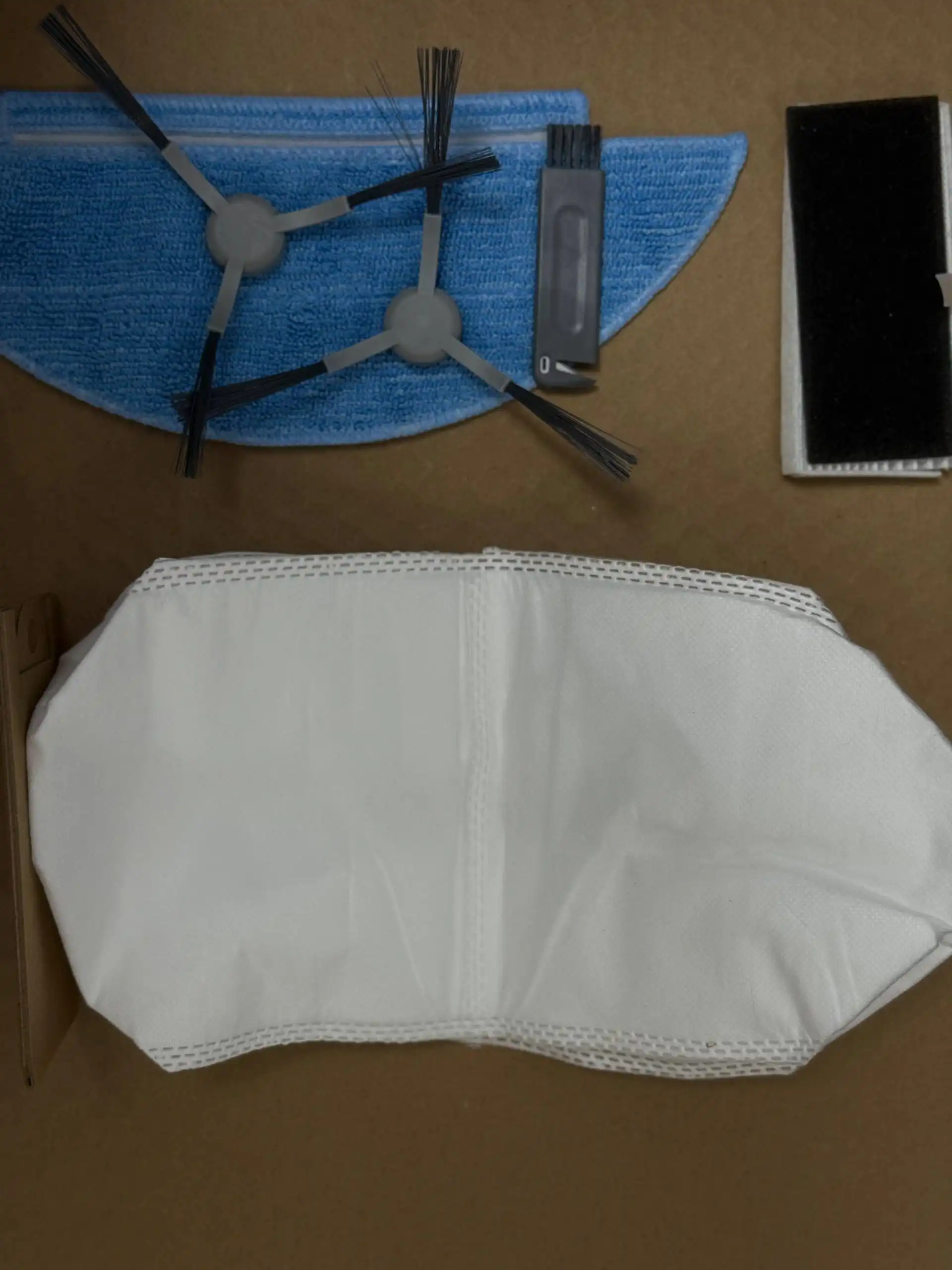 Робот-пылесос с влажной и сухой уборкой и станцией самоочистки