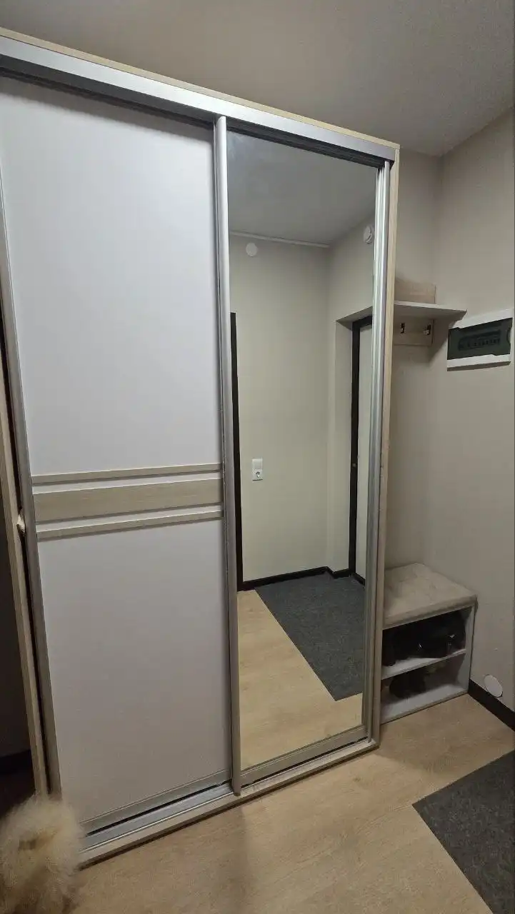 Продам прихожую с шкафом, вешалкой и обувницей