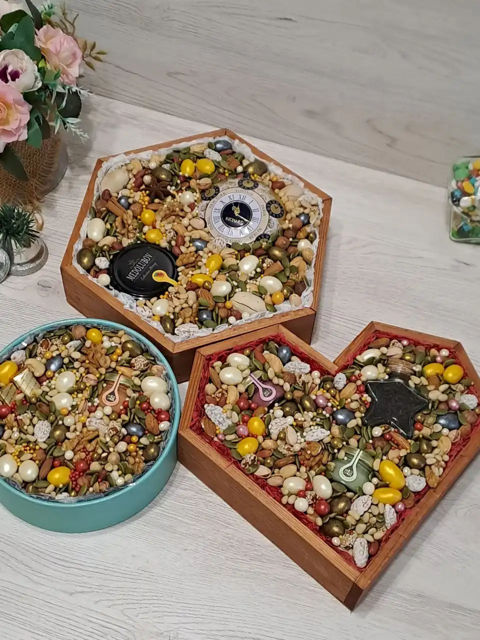 Полезный подарок из орехов и сухофруктов в красивой коробке