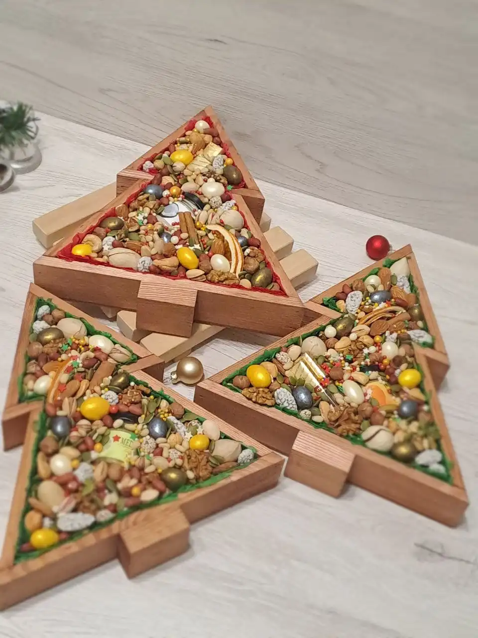 Полезный подарок из орехов и сухофруктов в красивой коробке