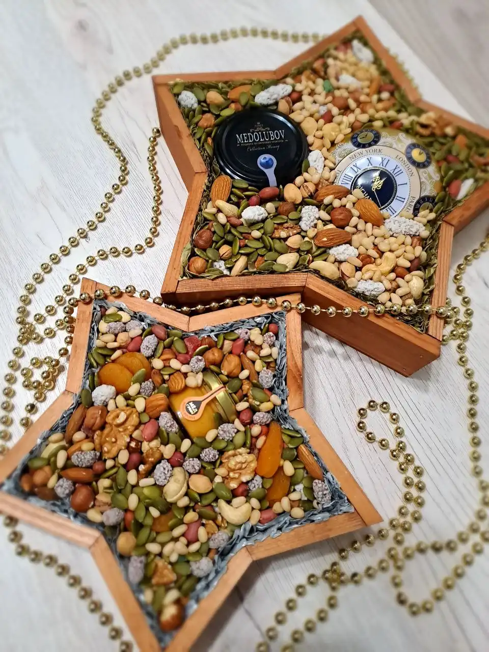 Полезный подарок из орехов и сухофруктов в красивой коробке