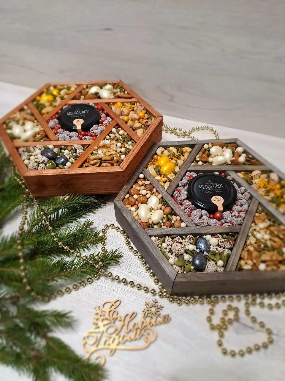 Полезный подарок из орехов и сухофруктов в красивой коробке