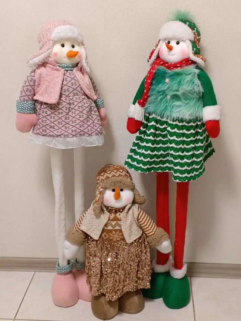 Снеговики-девочки в платьях