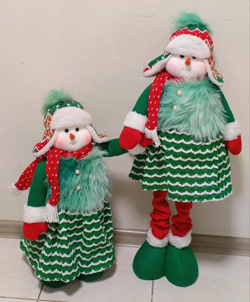 Снеговики-девочки в платьях