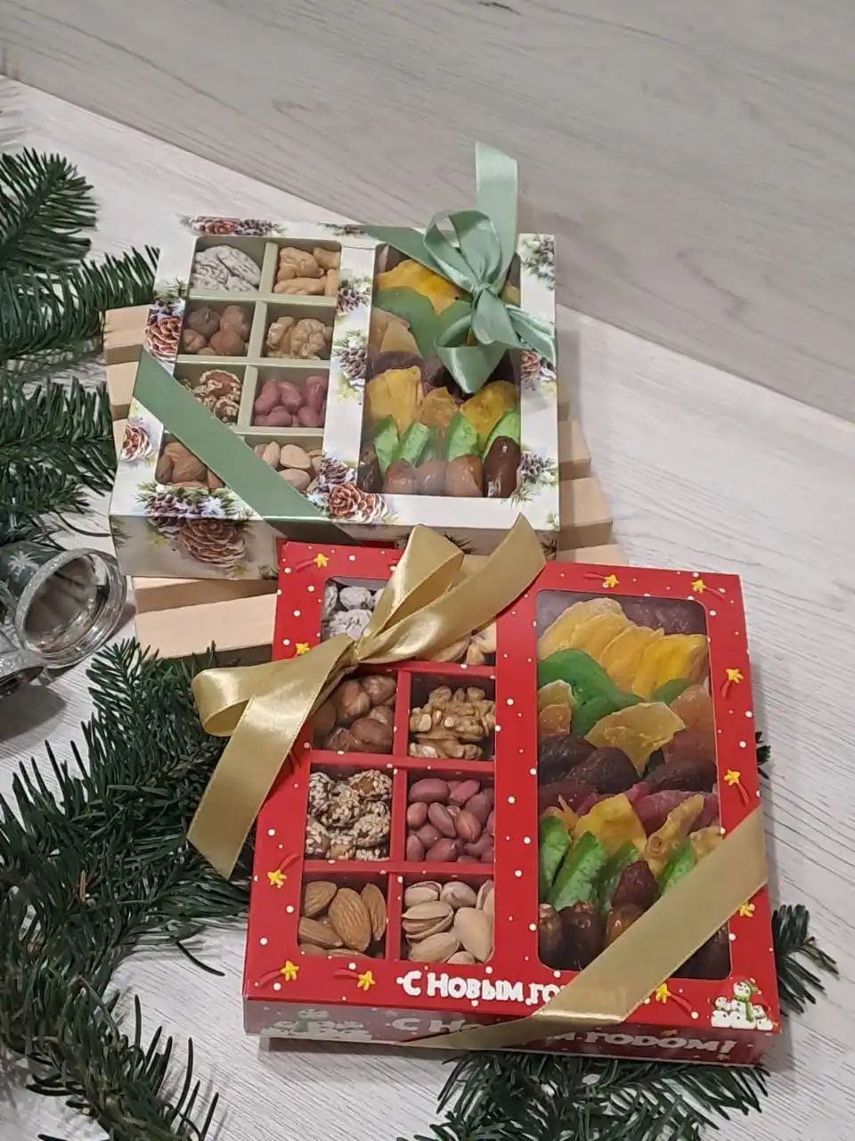 Подарочный набор из орехов и сухофруктов