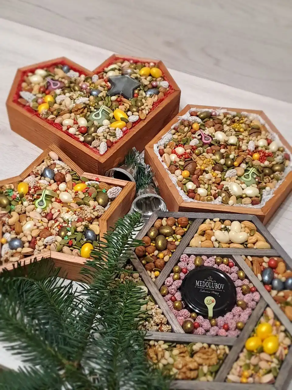 Подарочный набор из орехов и сухофруктов