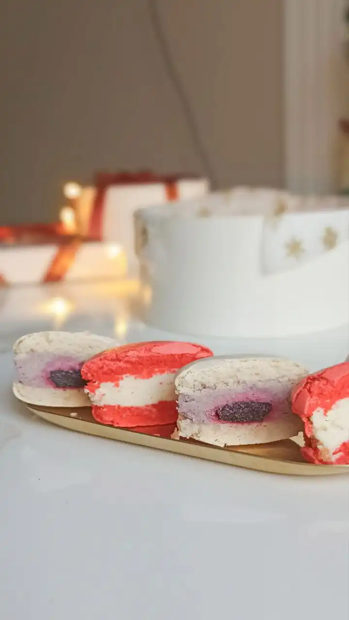 Новогодние сладкие подарки: макаронс, орешки, кексы, дубайская ёлка